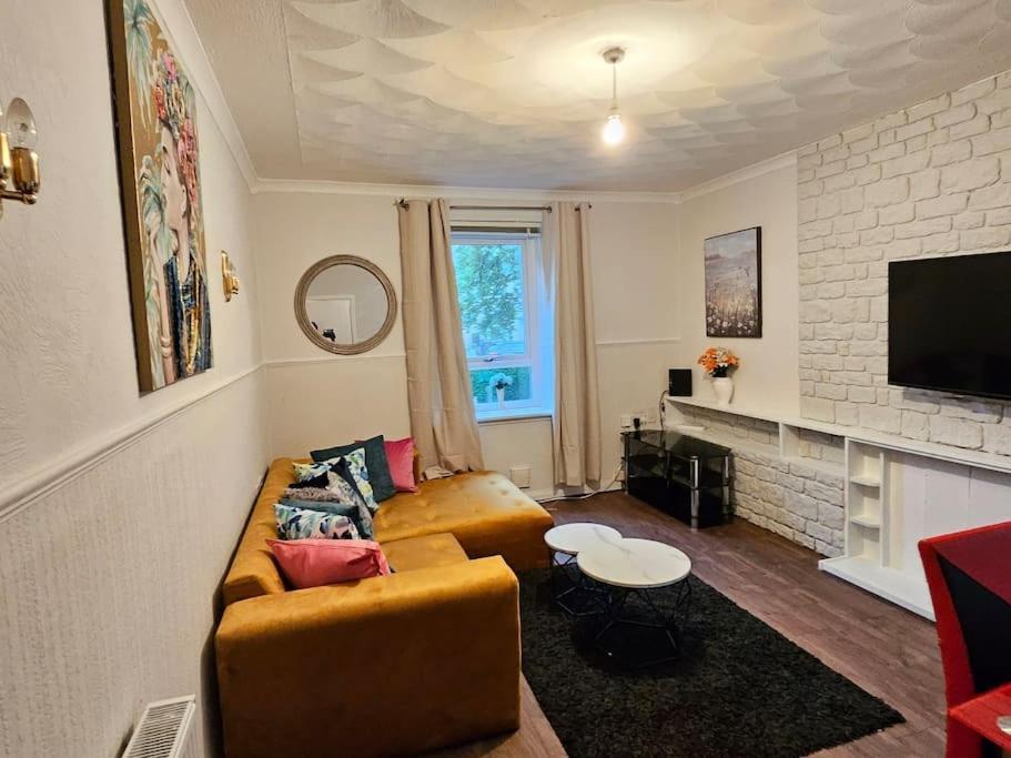 Apartment Craigietinny Road Apartment- 3 Beds *