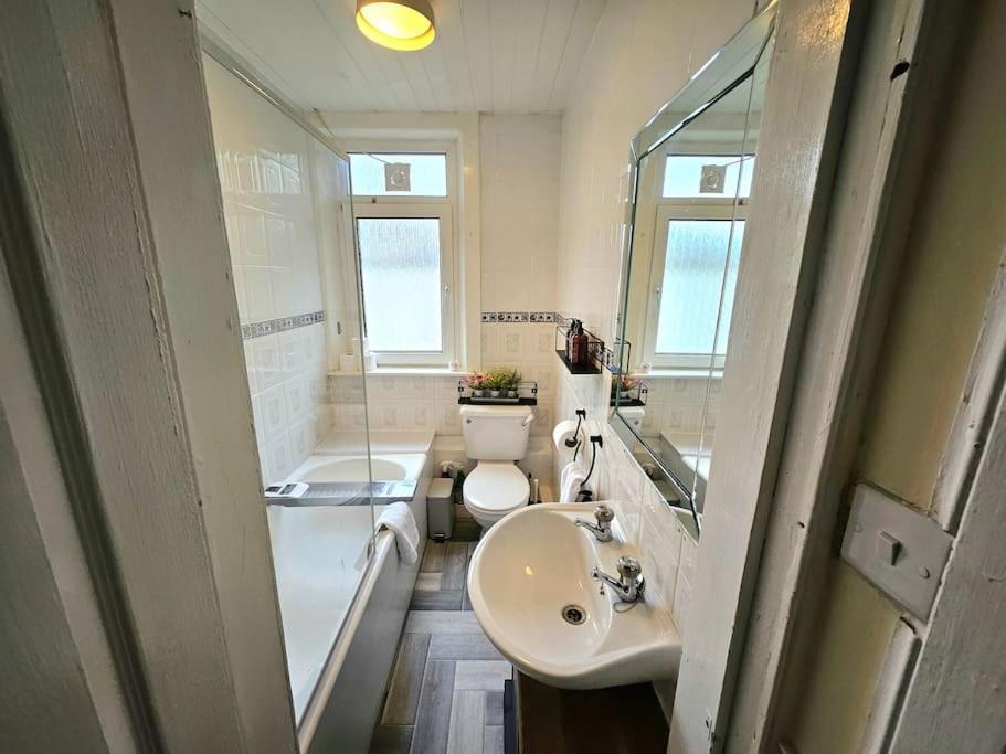 Apartment 2 Bed With 4 Beds & Parking *