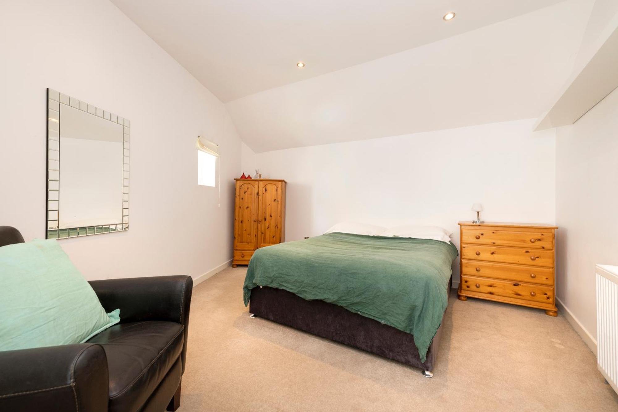 Apartment Stylish 3-bedroom 2-storey House With Patio And Balcony Near Princes Street