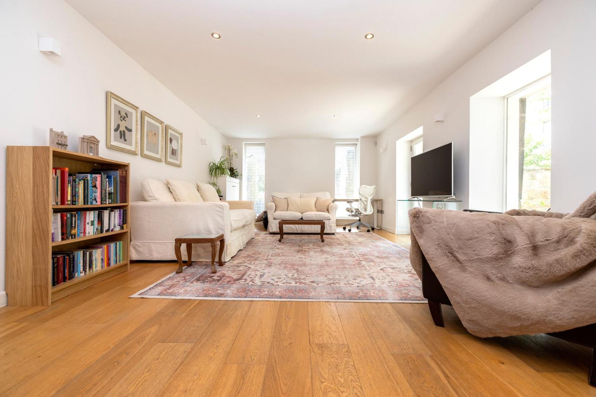 Stylish 3-bedroom 2-storey House With Patio And Balcony Near Princes Street *