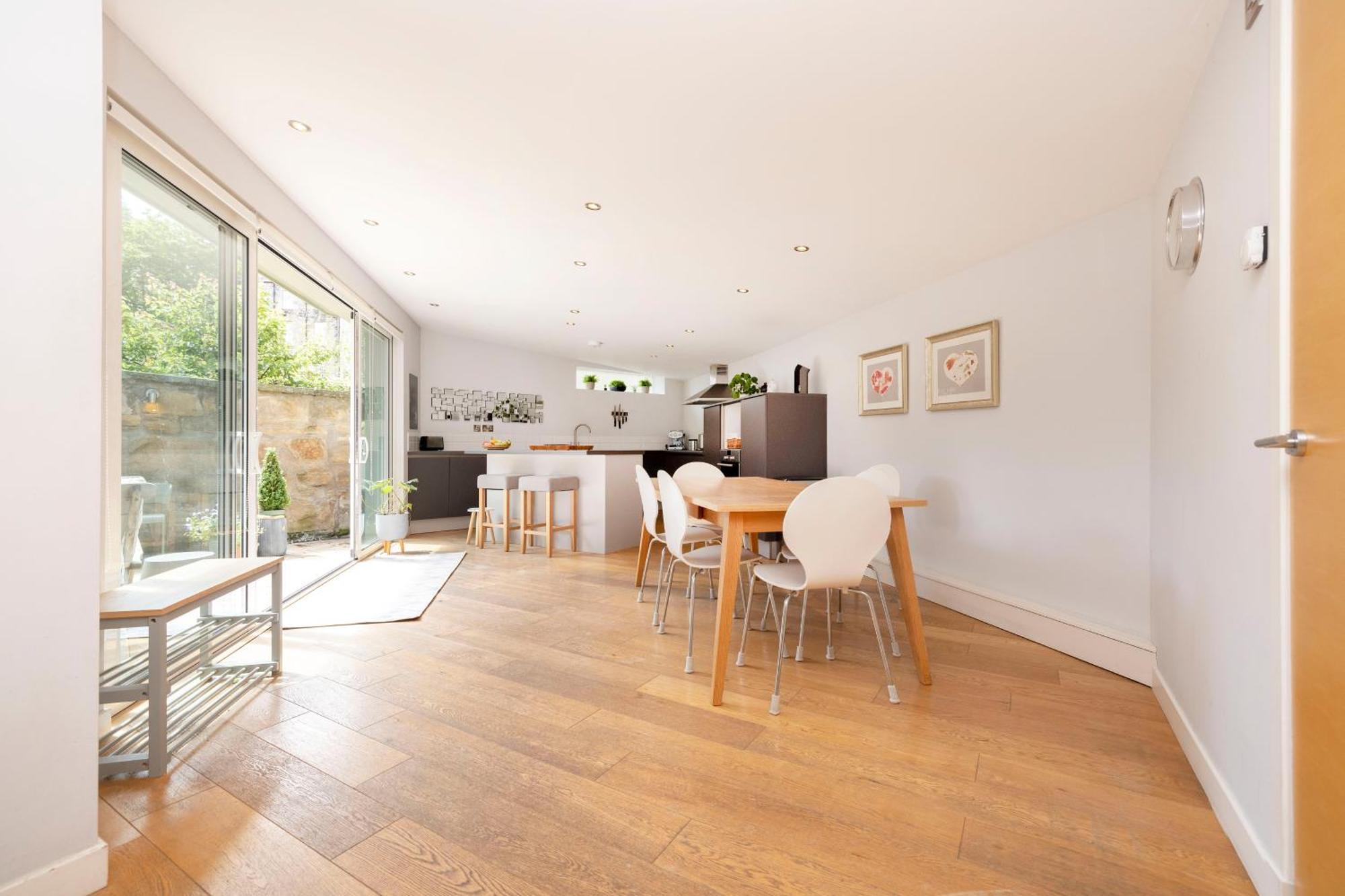 Stylish 3-bedroom 2-storey House With Patio And Balcony Near Princes Street * EDI