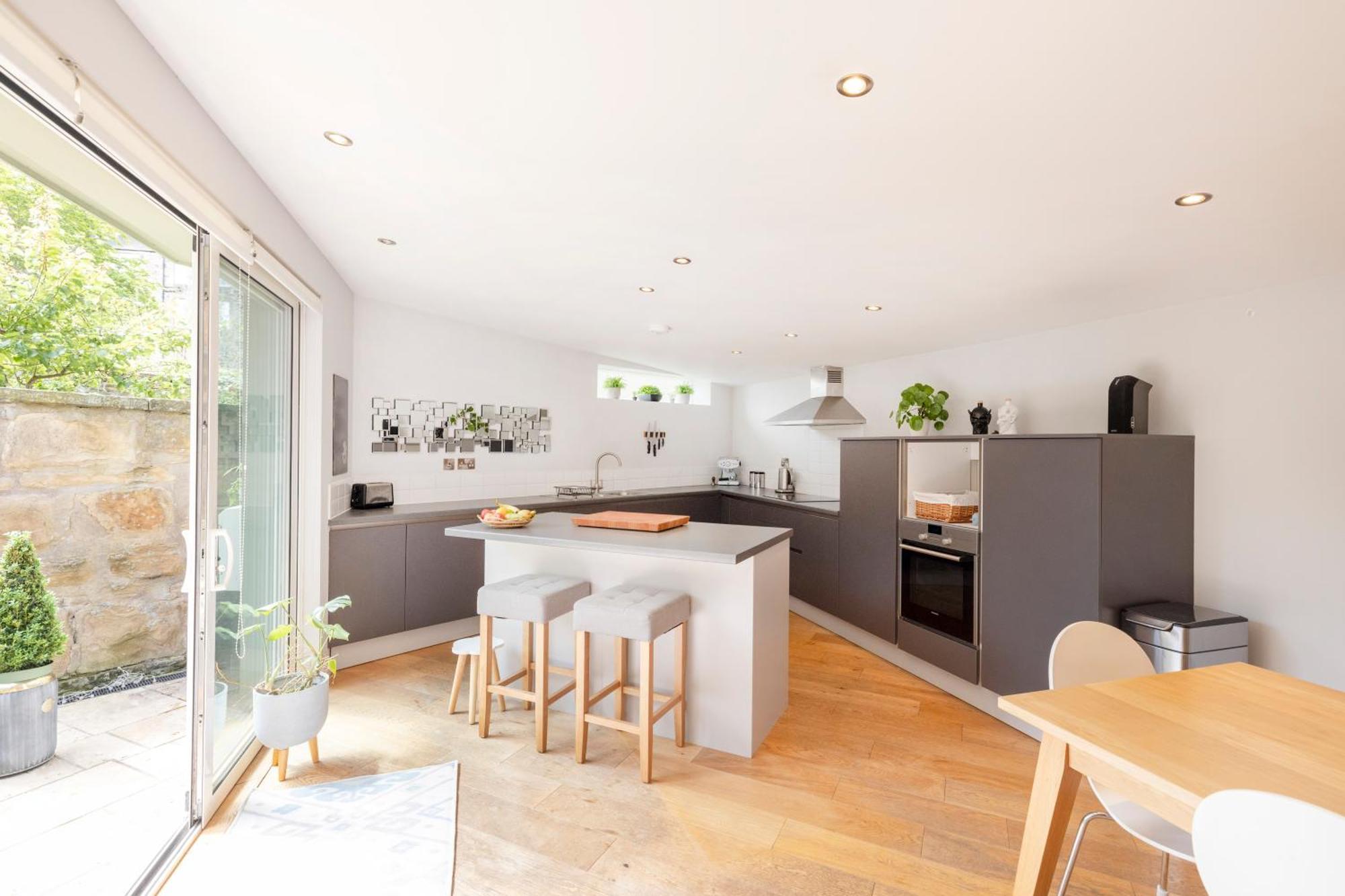 Stylish 3-bedroom 2-storey House With Patio And Balcony Near Princes Street Apartment