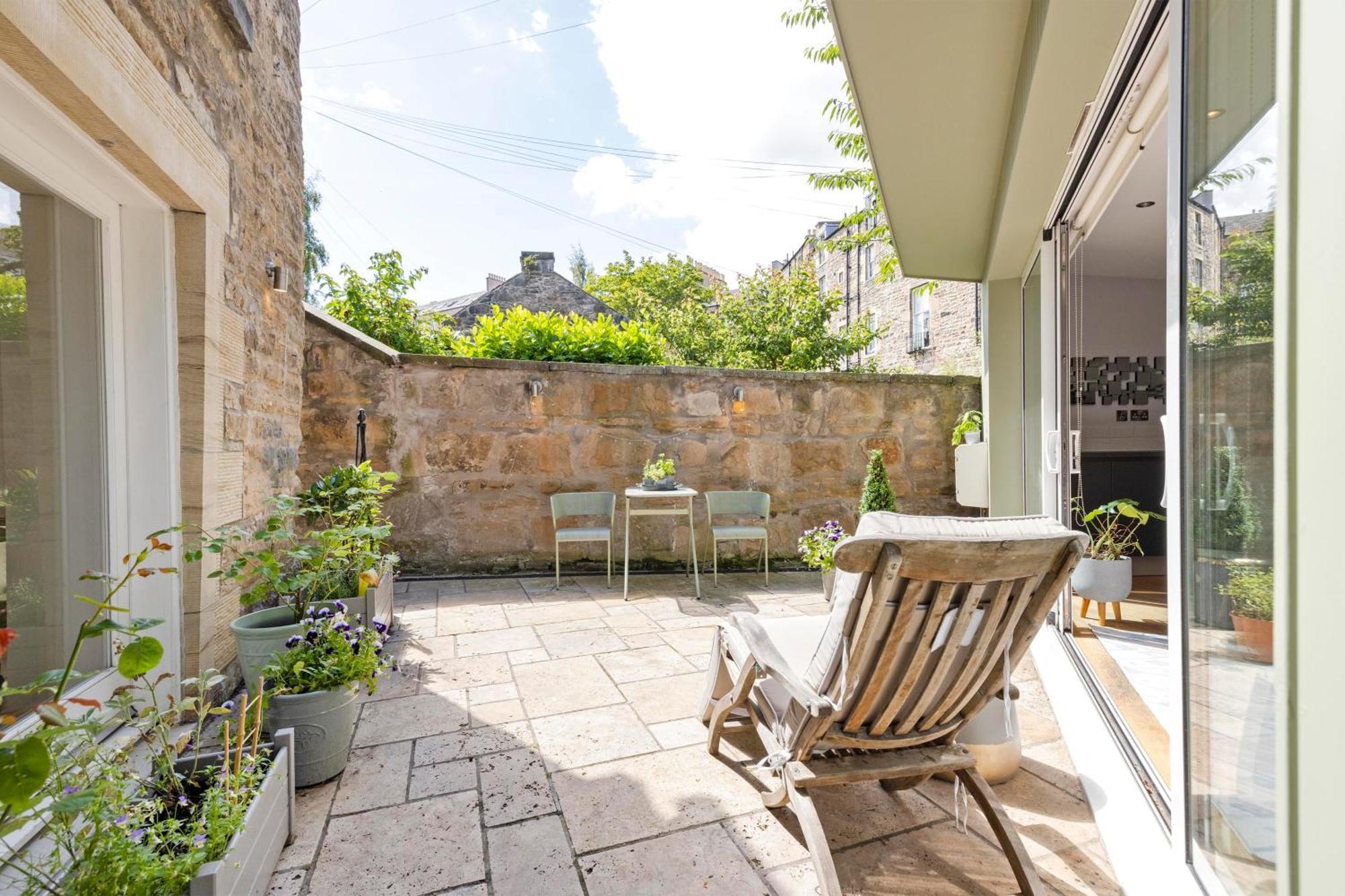 Stylish 3-bedroom 2-storey House With Patio And Balcony Near Princes Street Apartment EDI