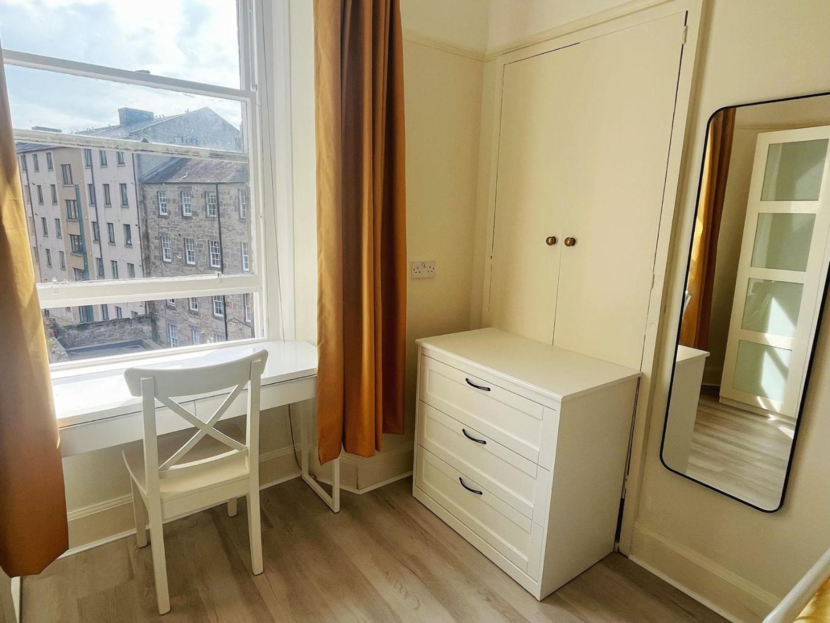 One Bedroom Behind Castle On The 3rd Floor Apartment Edinburgh