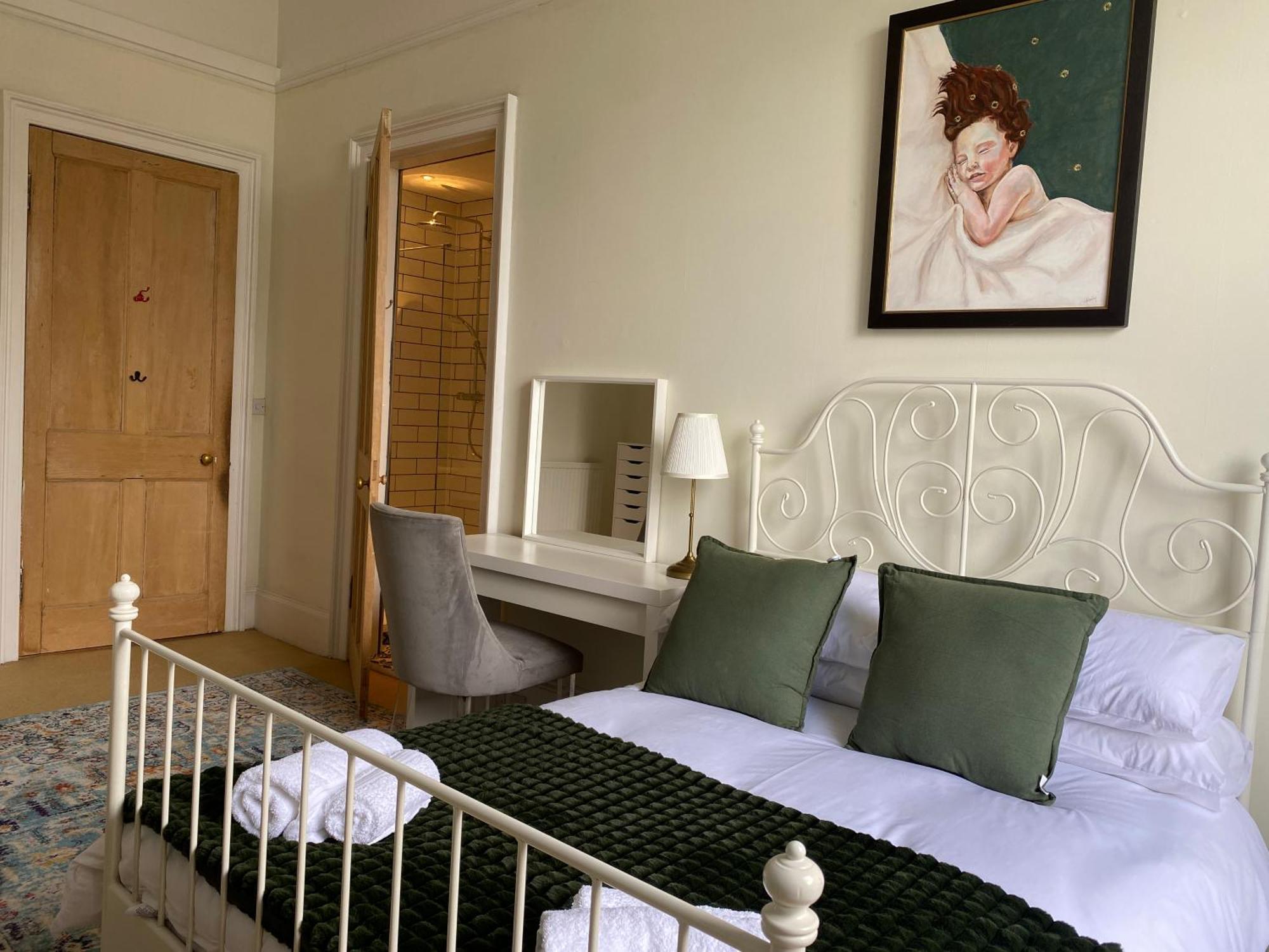 Georgian 4 Bedroom 3 Bathroom New Town Apartment