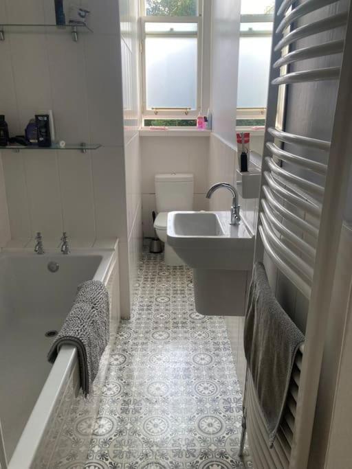 Bright 2 Bed In Bruntsfield - Centre