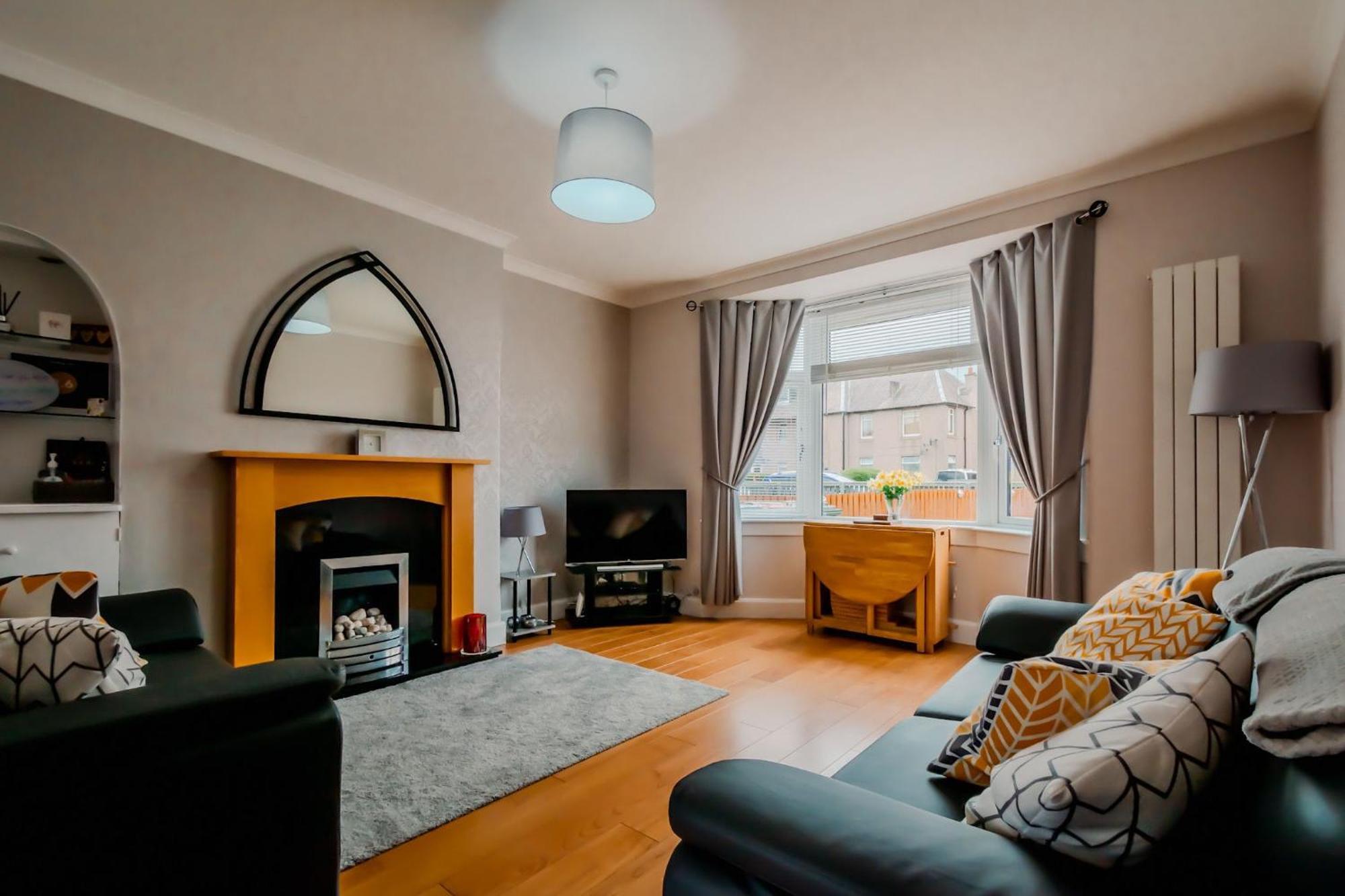 Crewe - 2 Bed, Free Off Street Parking And Private Garden * Edinburgh