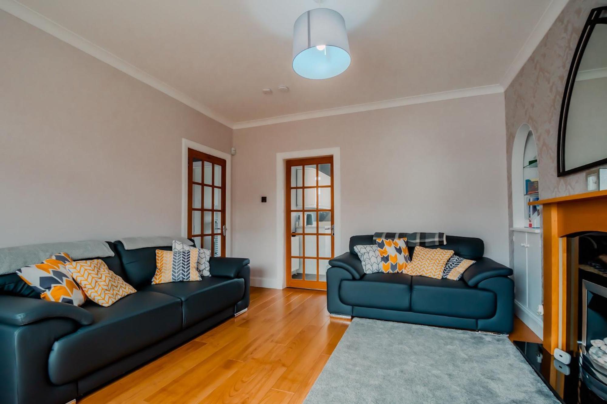 Crewe - 2 Bed, Free Off Street Parking And Private Garden *