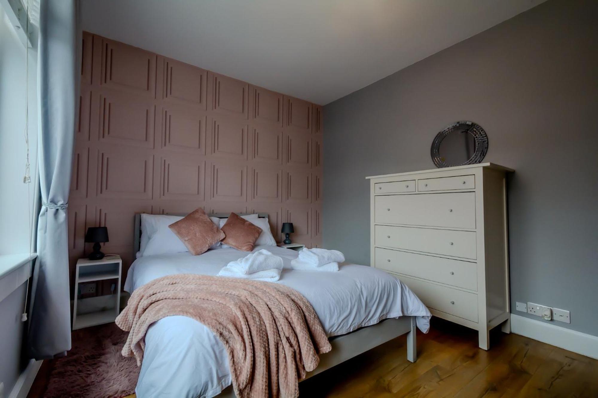Crewe - 2 Bed, Free Off Street Parking And Private Garden Edinburgh