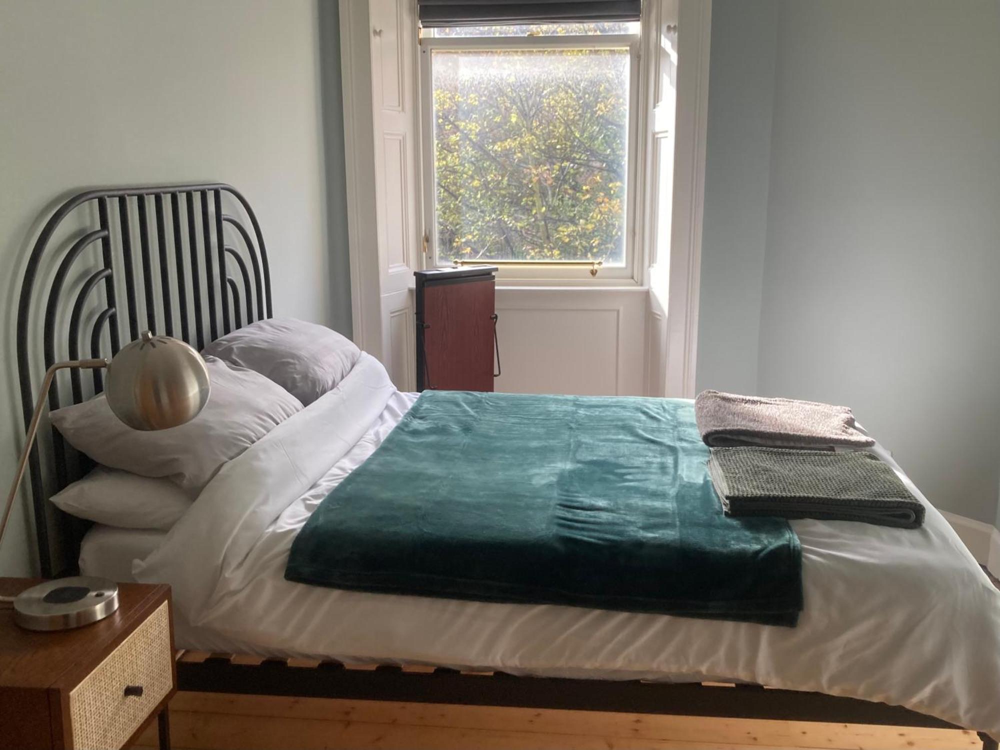 Bright 2 Bed In Bruntsfield - Centre *
