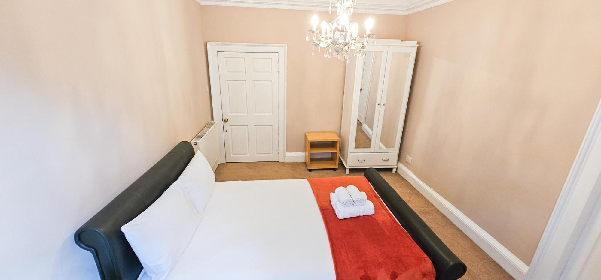 Russel House - 4 Bedroom - The Royal Mile