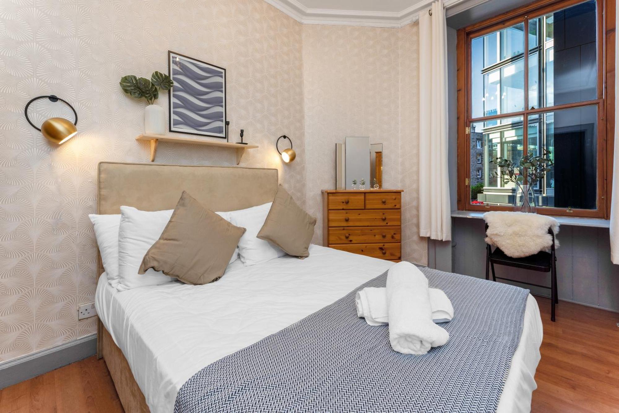 Apartment Central, Cozy 2br-1ba-haymarket - With Parking Edinburgh