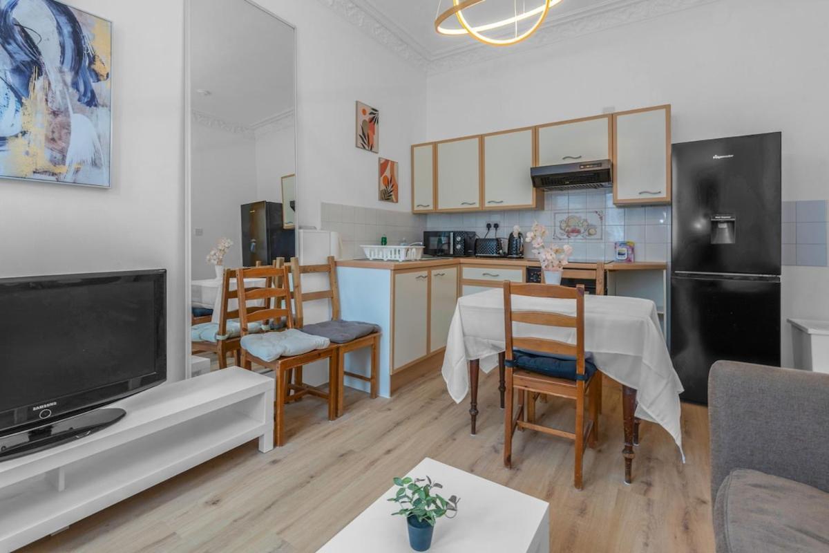 Apartment Centre - Tram - The Jameson *