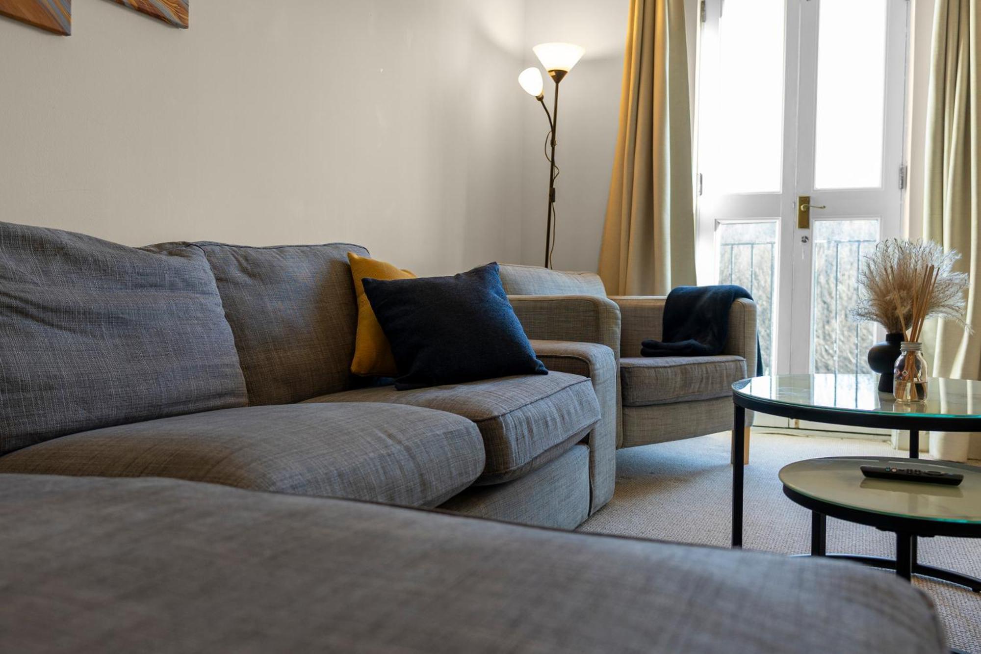 Apartment 1 Double In Shared In With Free Parking *