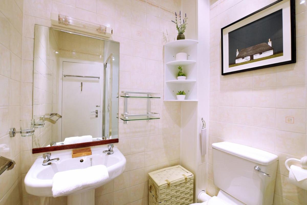 Apartment Great Location! 2bd,2 Bath In Centre Of