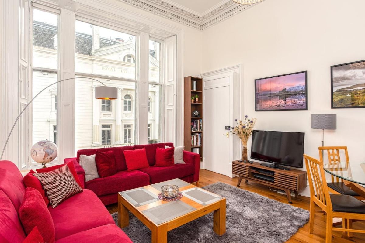 Great Location! 2bd,2 Bath In Centre Of *