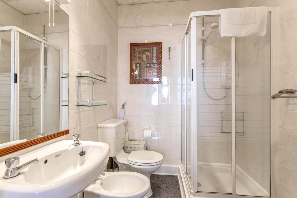Great Location! 2bd,2 Bath In Centre Of Apartment