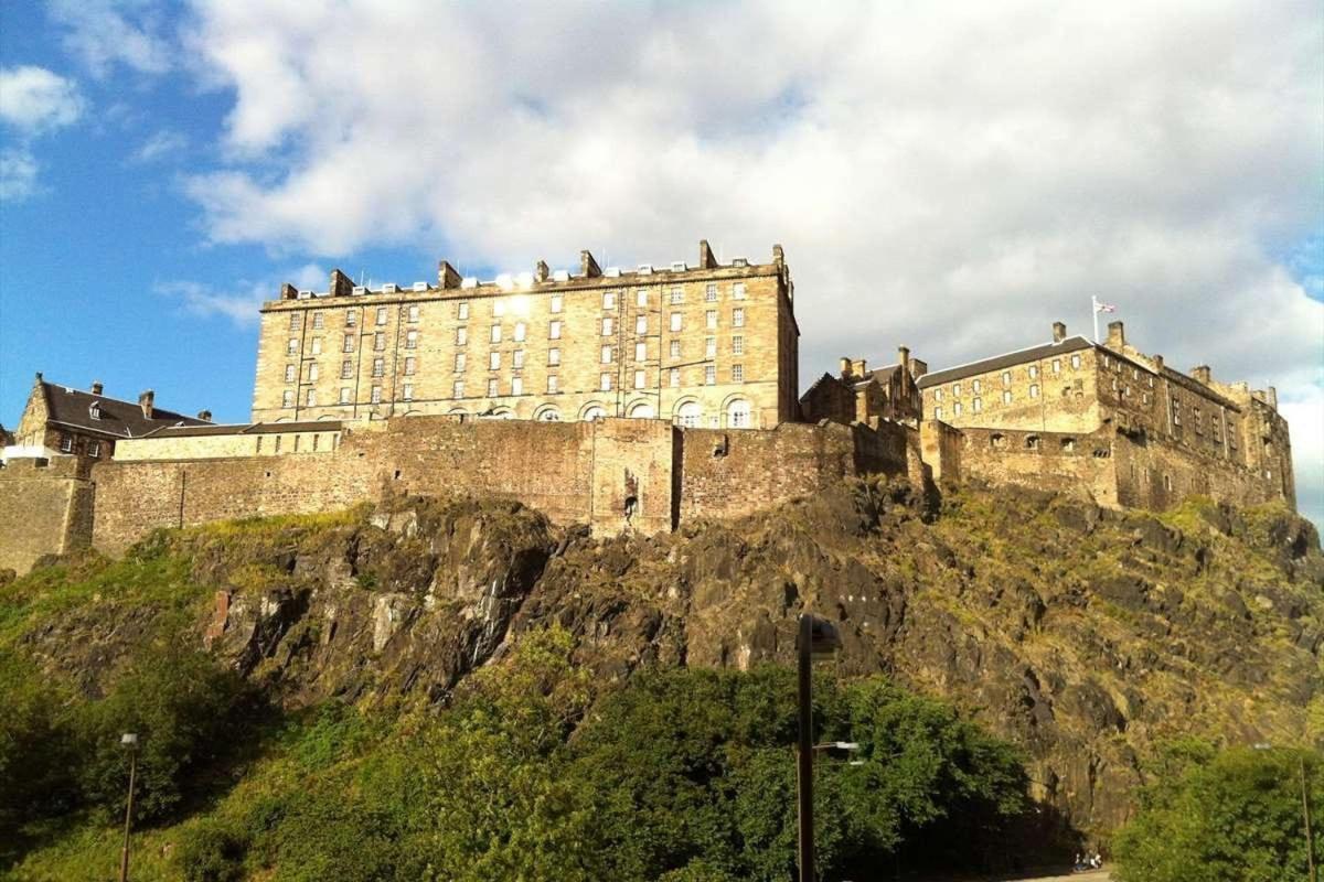 Great Location! 2bd,2 Bath In Centre Of Apartment