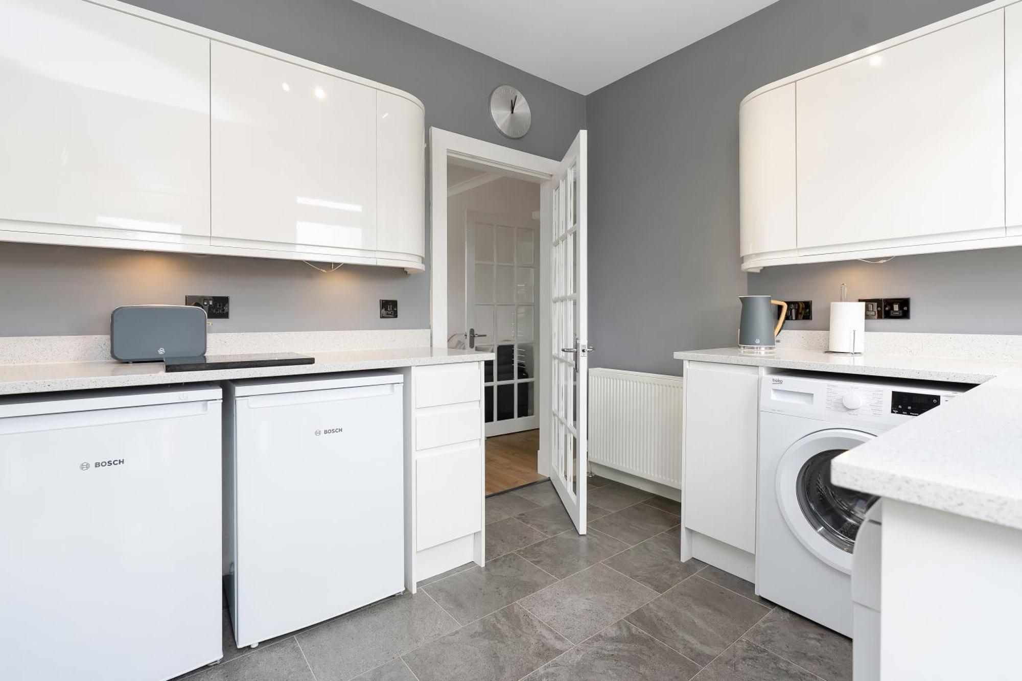 Crewe - 2 Bed, Free Off Street Parking And Private Garden Apartment Edinburgh