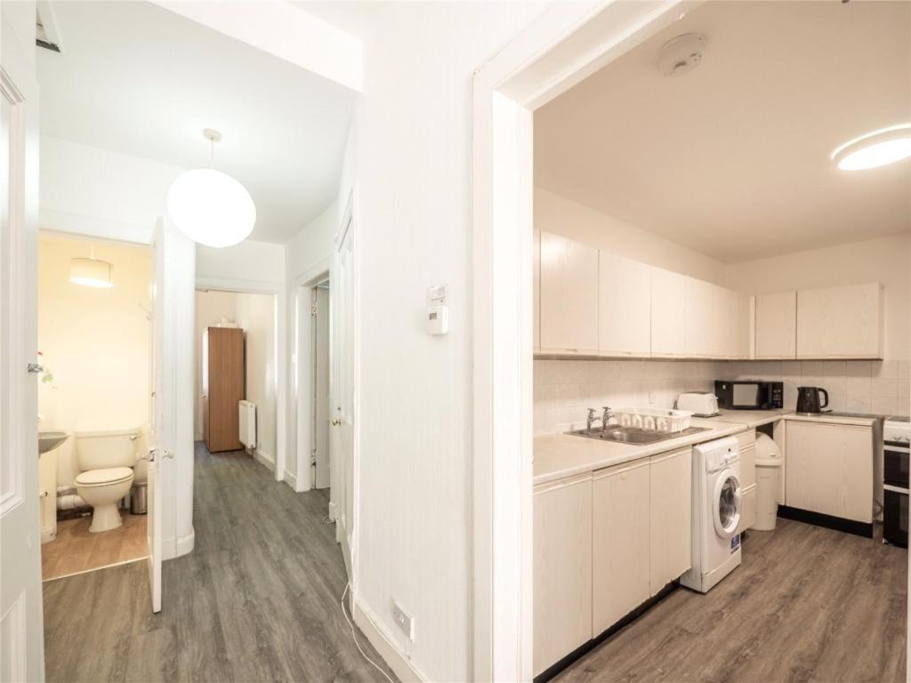 Spacious City Center Main Door 3 Bedrooms Flat * Edinburgh