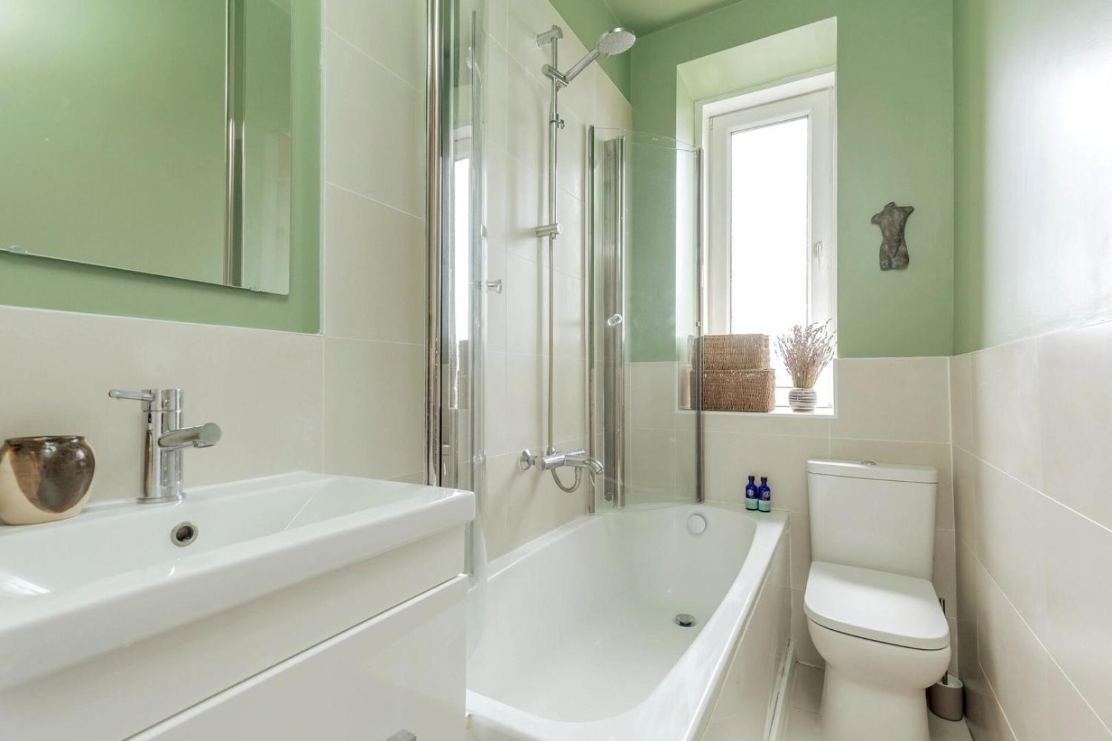 Castle Views! Stylish 2bd Flat, Sleeps 4 Apartment