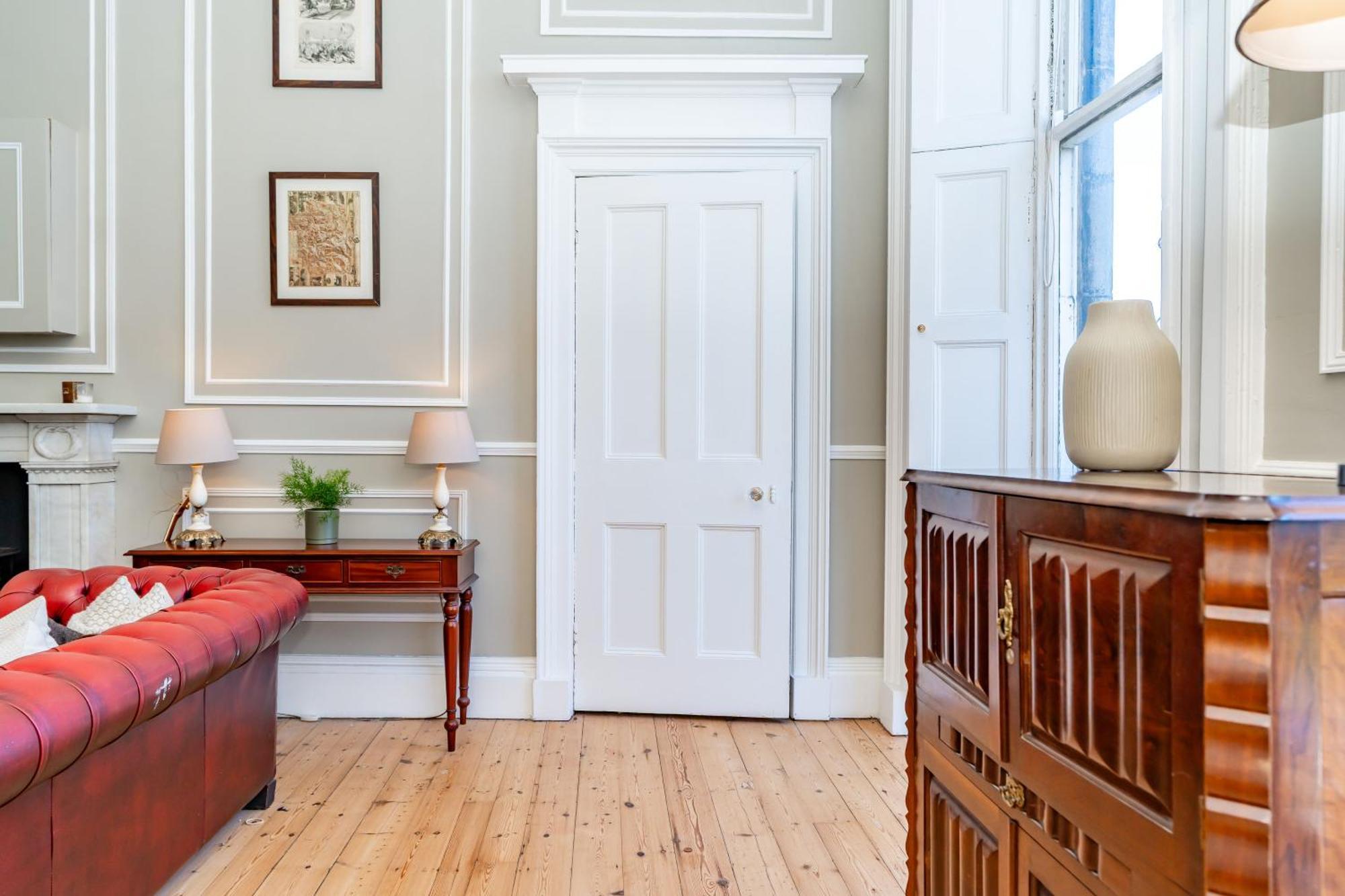 Stunning Flat, New Town, - Perfect Location *