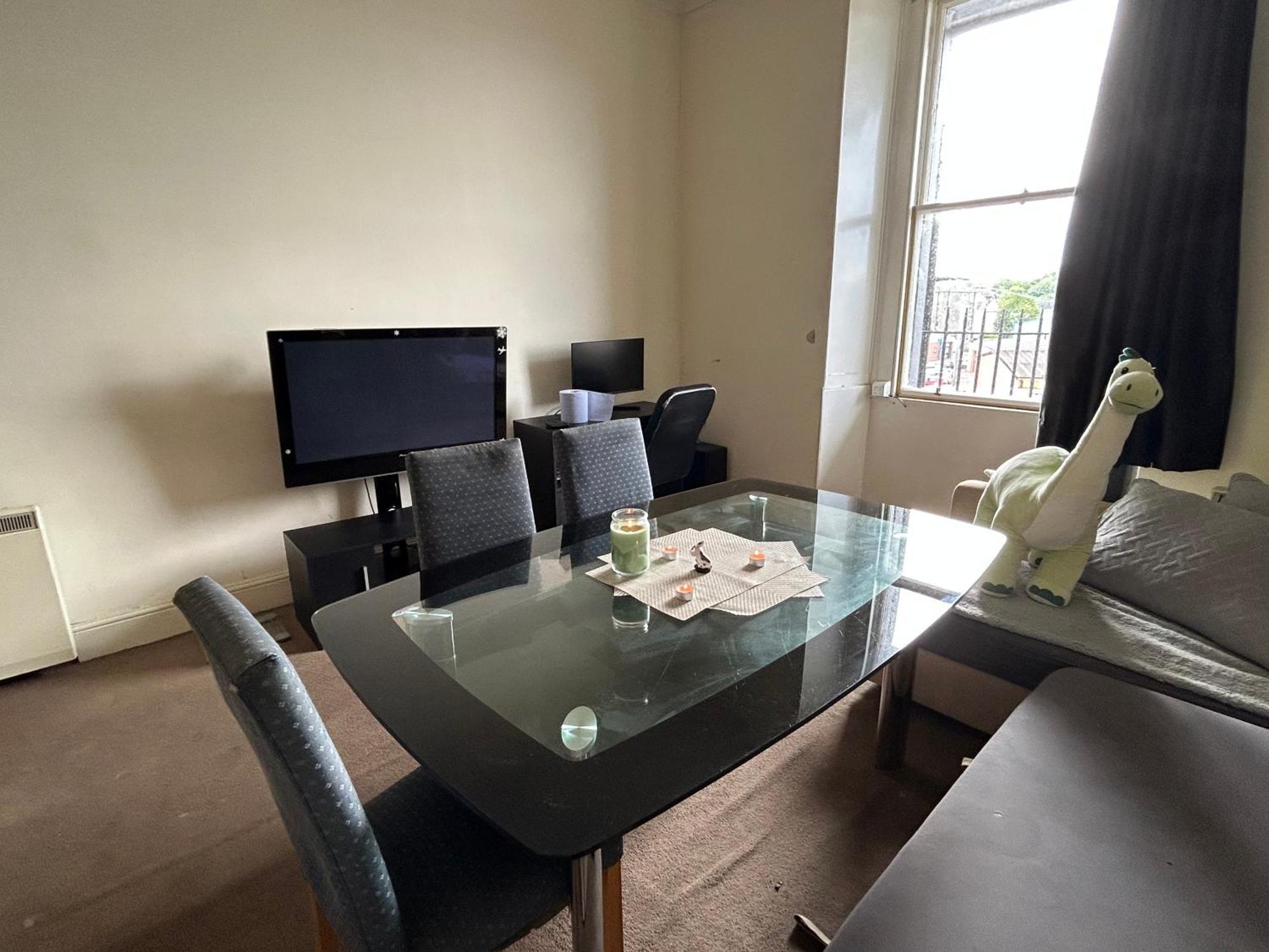 Comfy 2 Bedroom Flat Near City Center Edinburgh