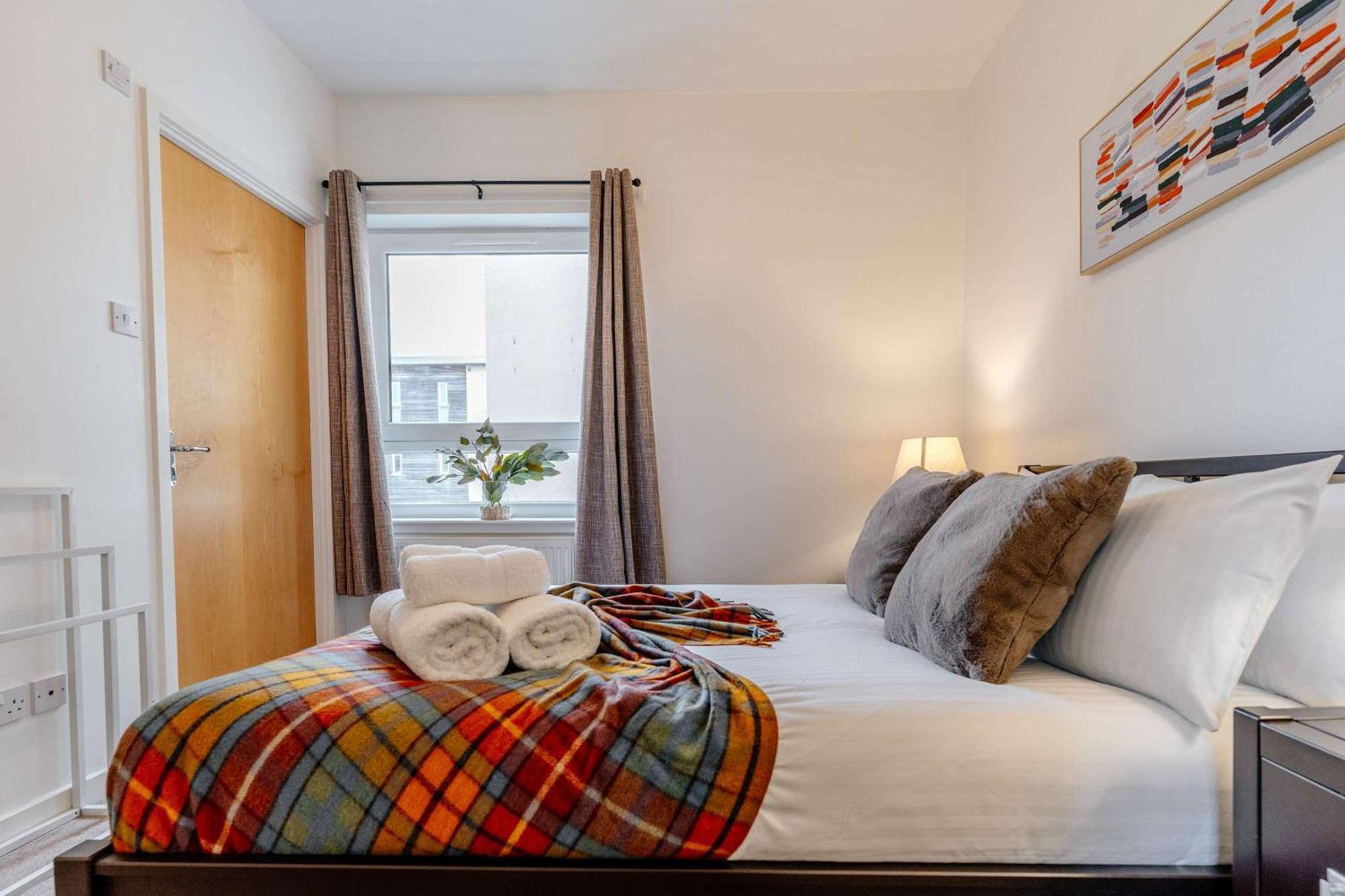 Charming 3-bed Free Parking West End Apartment *