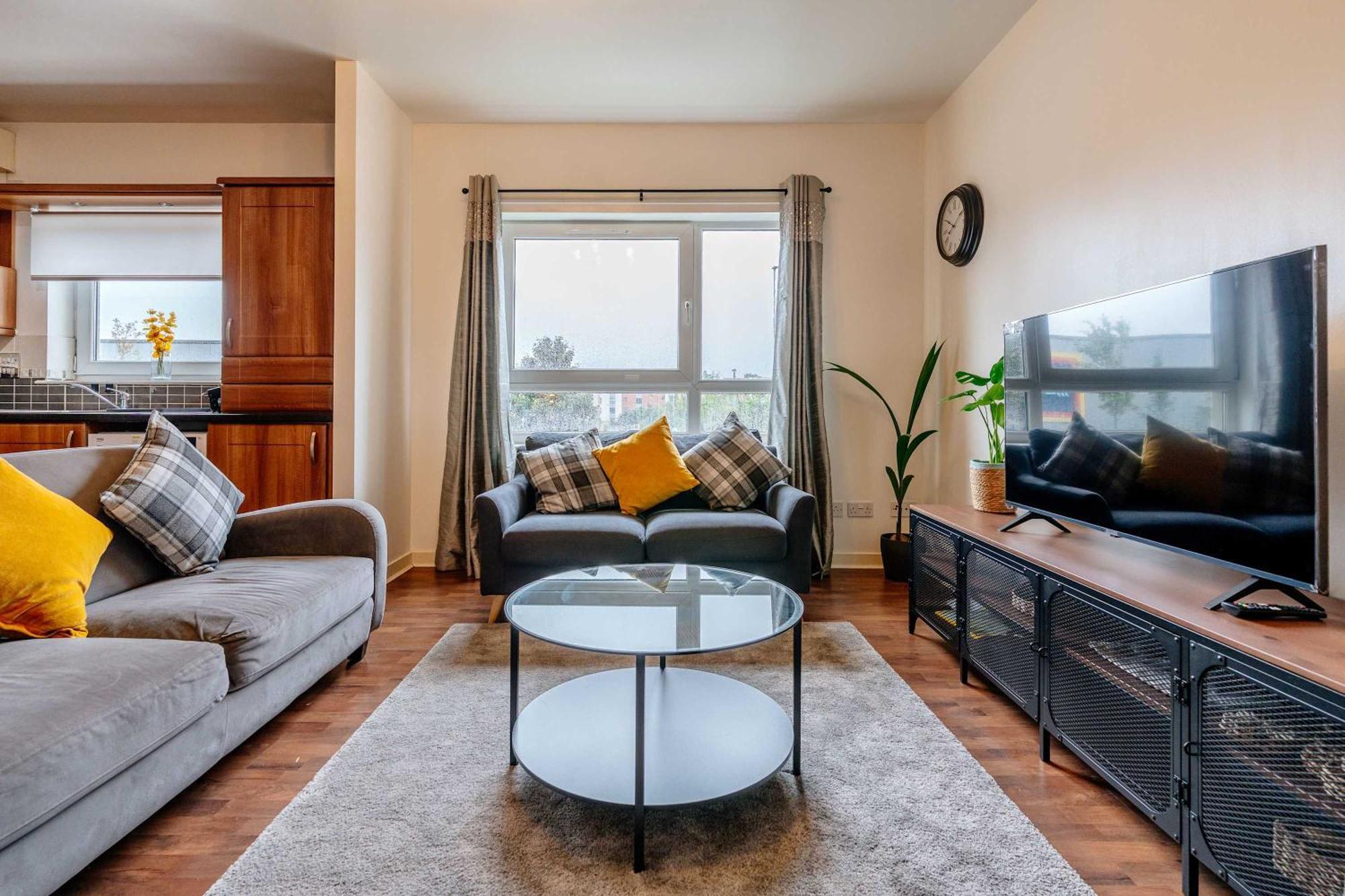 Charming 3-bed Free Parking West End Apartment *