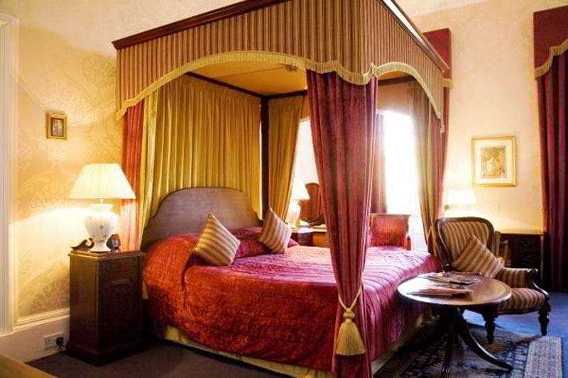 Royal Scots Club Hotel 3*