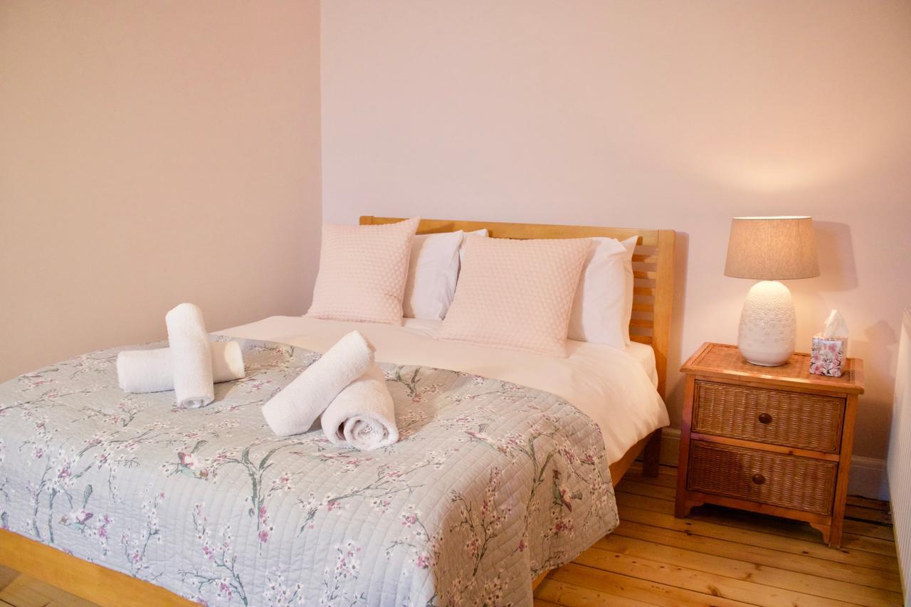 1 Bedroom Flat Near Holyrood Park - Sleeps 4 * Edinburgh