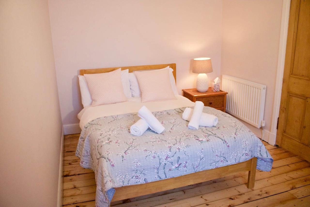 1 Bedroom Flat Near Holyrood Park - Sleeps 4 *
