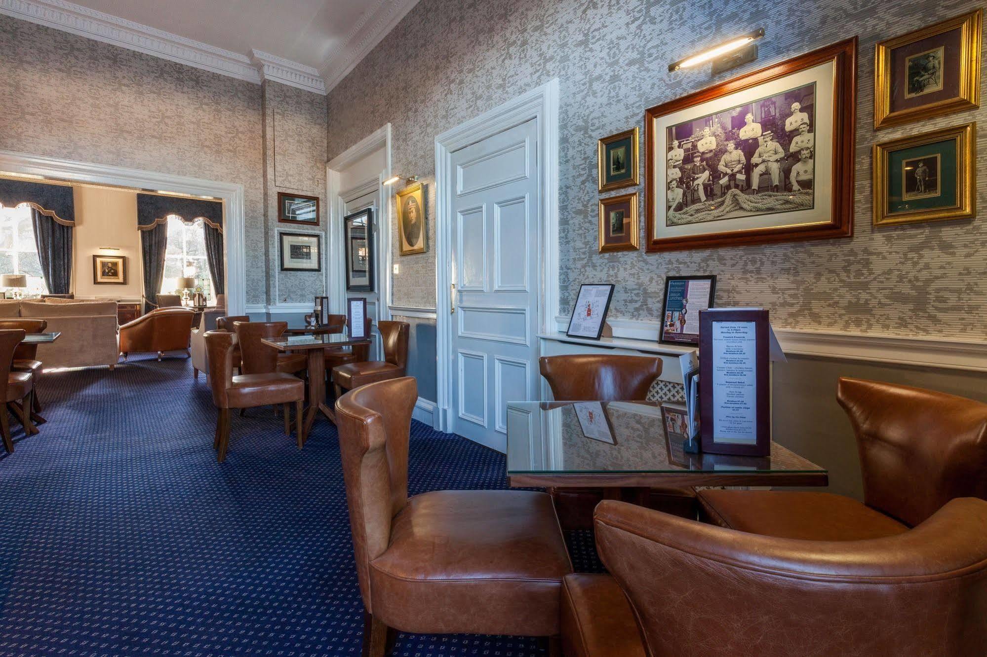 Royal Scots Club Hotel 3*