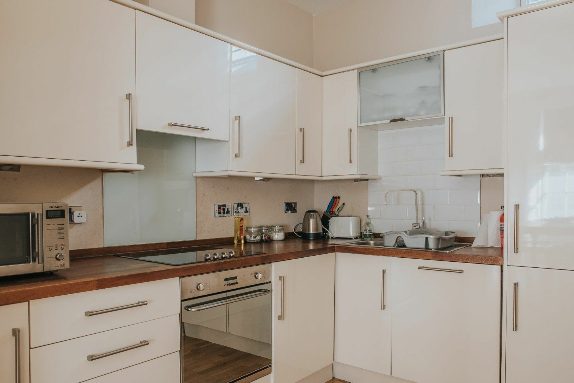 Reizand Apartments, Young St Apartment *