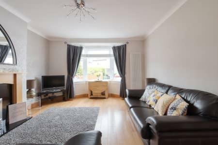 Crewe - 2 Bed, Free Off Street Parking And Private Garden * Edinburgh