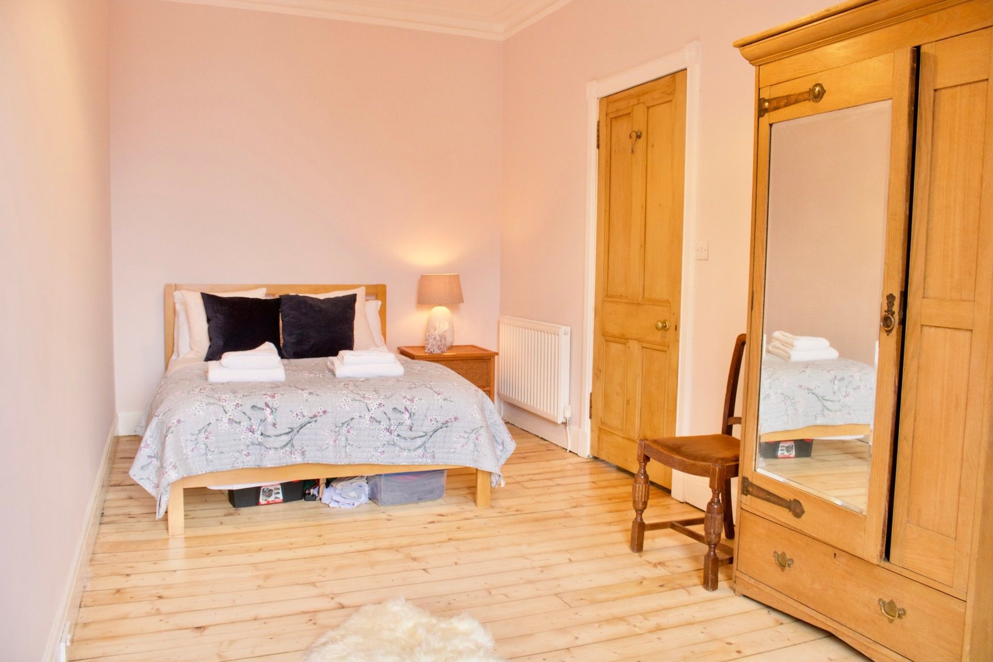 1 Bedroom Flat Near Holyrood Park - Sleeps 4 * Edinburgh