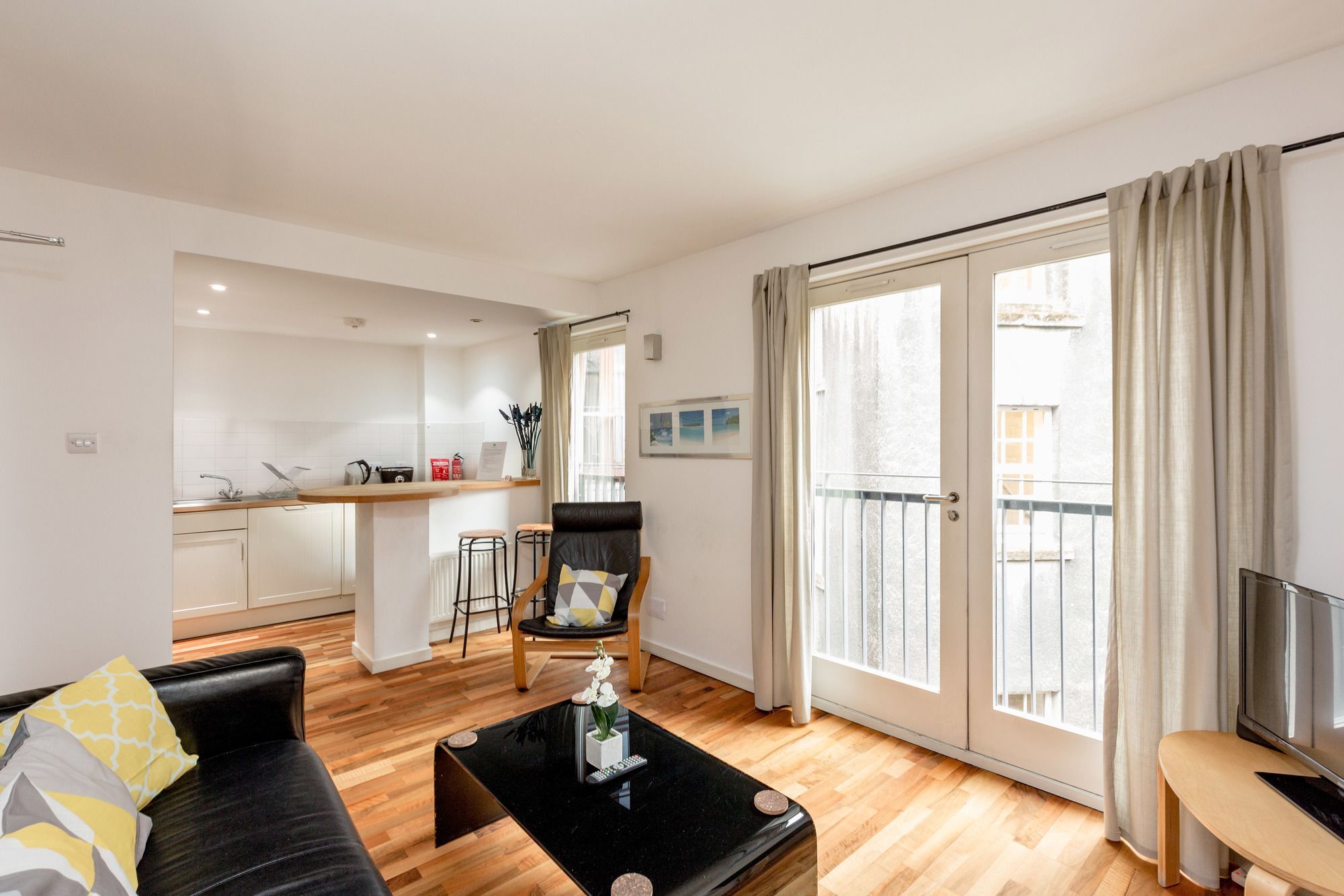 Silver Lining - Mile Apartment *