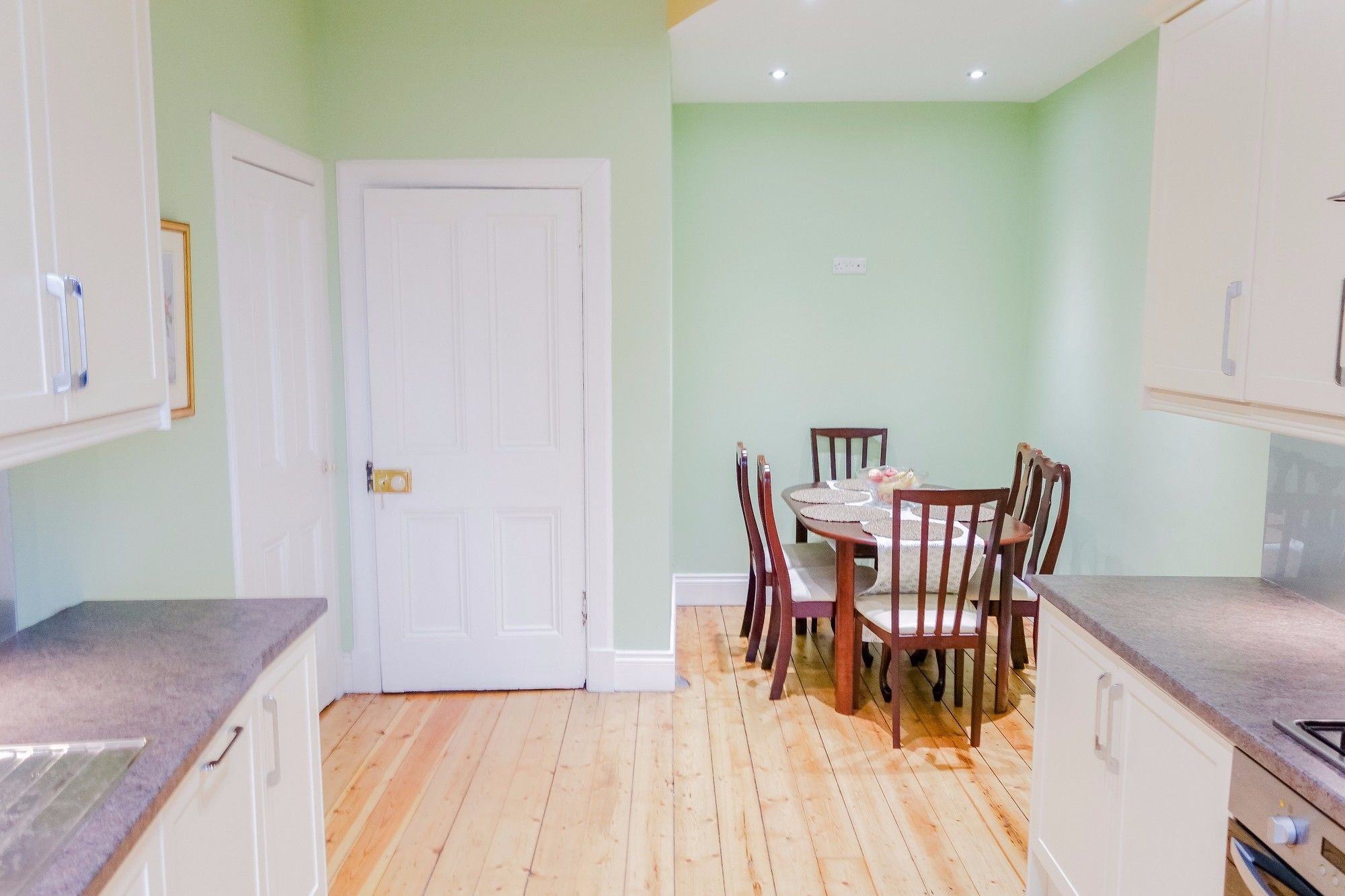 2 Bedroom Flat On Leith Walk Apartment