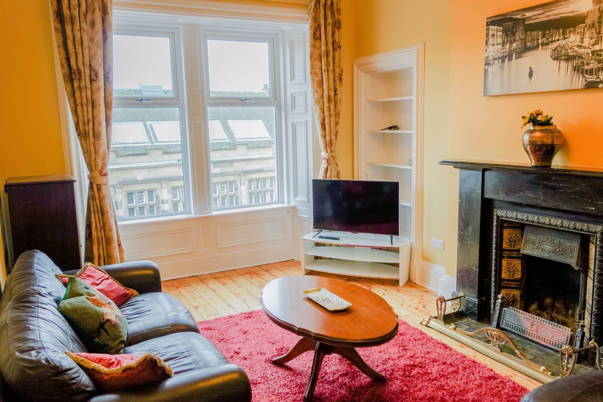 2 Bedroom Flat On Leith Walk * Edinburgh